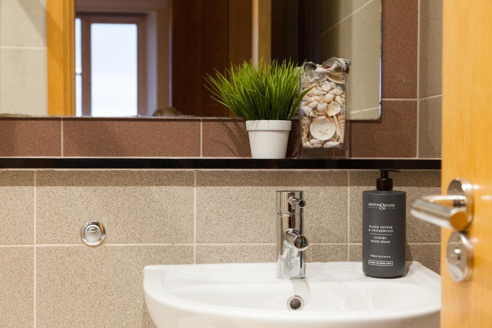 בירקנהד Weekly & Monthly Stays In Penthouse For Contractors Or Leisure Single Or Superking Beds Available מראה חיצוני תמונה