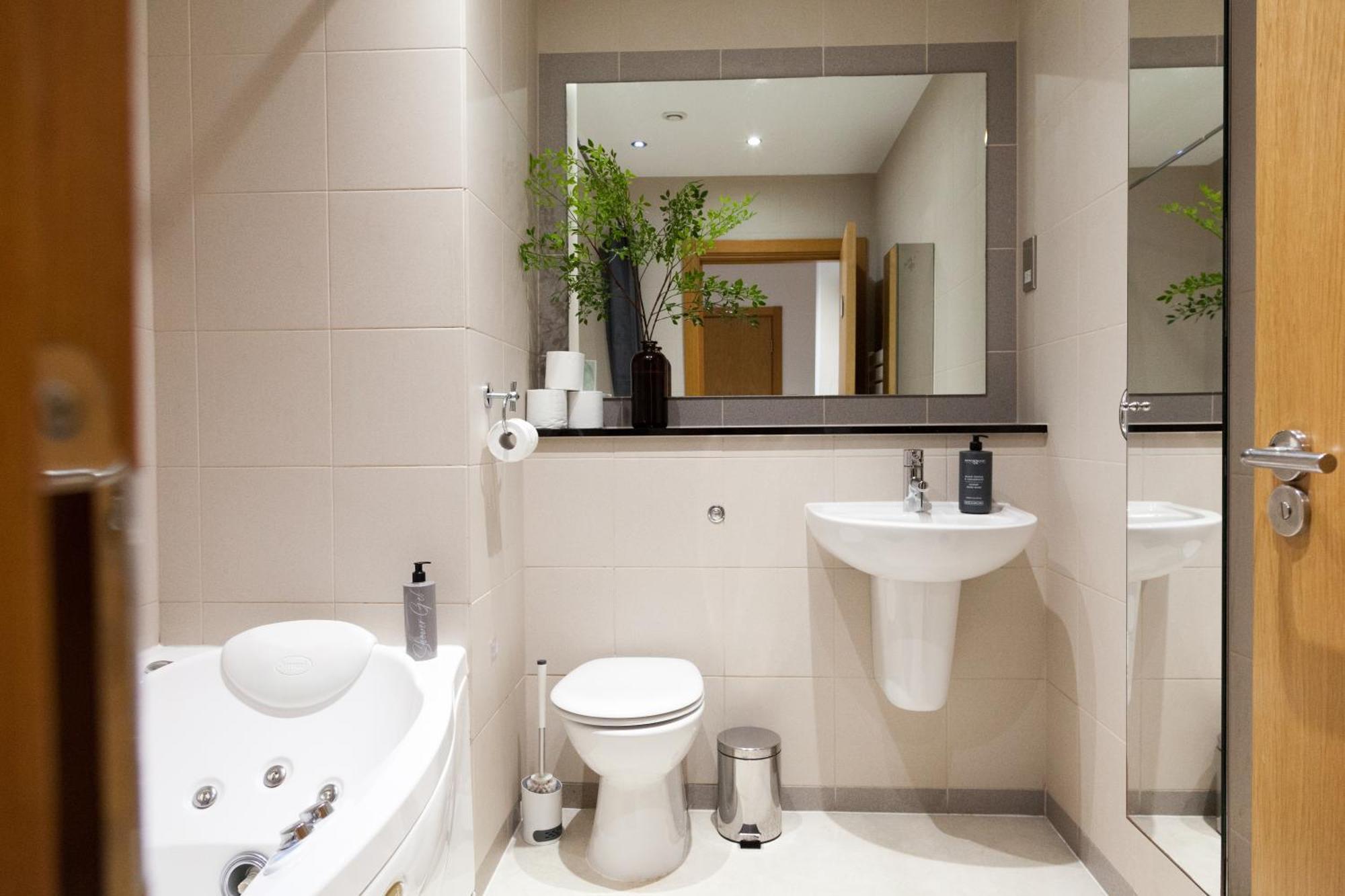 בירקנהד Weekly & Monthly Stays In Penthouse For Contractors Or Leisure Single Or Superking Beds Available מראה חיצוני תמונה