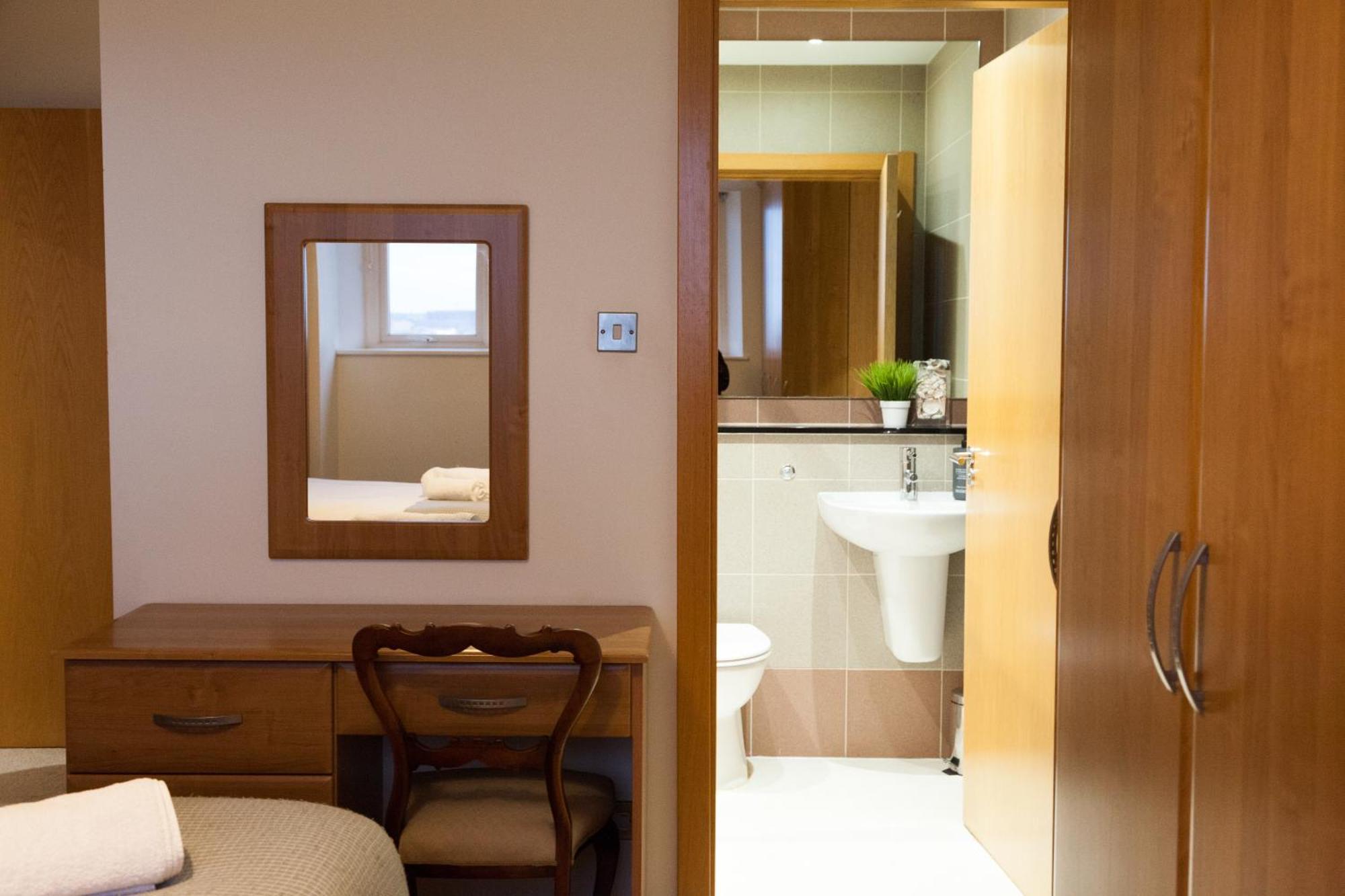 בירקנהד Weekly & Monthly Stays In Penthouse For Contractors Or Leisure Single Or Superking Beds Available מראה חיצוני תמונה