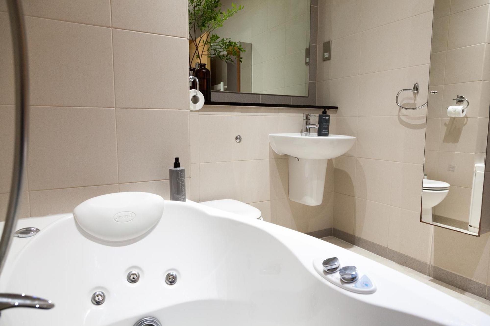 בירקנהד Weekly & Monthly Stays In Penthouse For Contractors Or Leisure Single Or Superking Beds Available מראה חיצוני תמונה